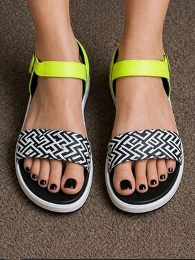 NWT Chinese Laundry sandals